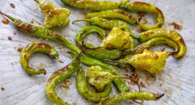 Shishito biber biberi karışımı Annuum japonsea, ya da Japon tatlı biberi, baharatlı ve çok lezzetli değil ve Cambuci biberi biber, yeşil çan şeklinde biber.