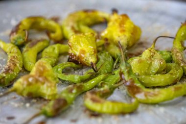 Shishito biber biberi karışımı Annuum japonsea, ya da Japon tatlı biberi, baharatlı ve çok lezzetli değil ve Cambuci biberi biber, yeşil çan şeklinde biber.