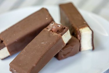 Çikolata soslu İtalyan usulü sandviç şeklinde lezzetli lüks dondurmalar.