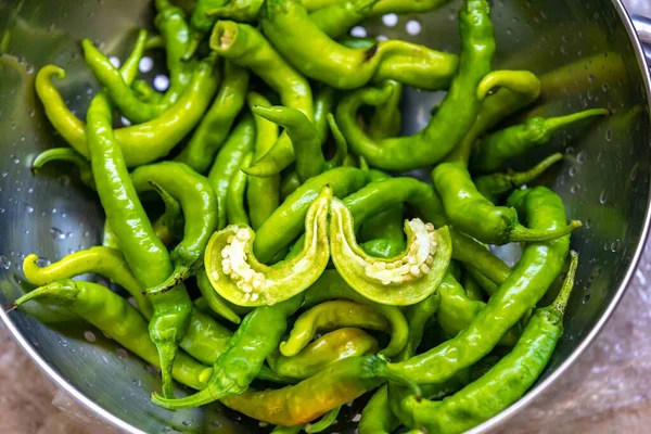 Shishito biber kapsicum Annuum japonsea, veya Japon tatlı biberi, baharatlı ve çok lezzetli değil.