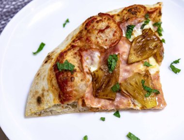 Geleneksel ve ikonik Hawaii pizzası Kanada domuz filetosu, ananas ve taze nane ile yapılır.