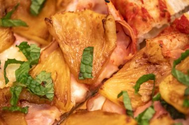 Geleneksel ve ikonik Hawaii pizzası Kanada domuz filetosu, ananas ve taze nane ile yapılır.