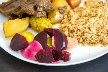 En otantik ve orijinal Brezilya rustik rosto, karne de panela, ahşap soslu ve sebzeli, farofa ve salata ile servis edilir.