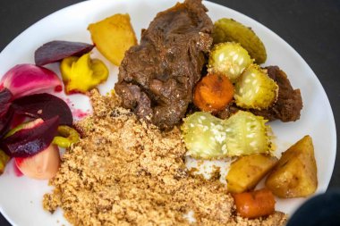 En otantik ve orijinal Brezilya rustik rosto, karne de panela, ahşap soslu ve sebzeli, farofa ve salata ile servis edilir.