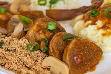 Geleneksel kırsal Brezilya yemeği, Madeira soslu sığır dili, mantar, pirinç, farofa ve patates püresi.