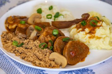 Geleneksel kırsal Brezilya yemeği, Madeira soslu sığır dili, mantar, pirinç, farofa ve patates püresi.