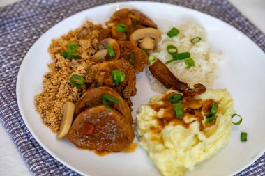 Geleneksel kırsal Brezilya yemeği, Madeira soslu sığır dili, mantar, pirinç, farofa ve patates püresi.