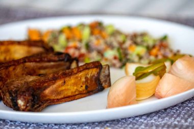 Besin, kızarmış domuz pirzolası, manyok, kinoa, salata ve sebzelerle dengelenmiş sağlıklı süper yiyecekler. Gerçek yemek.