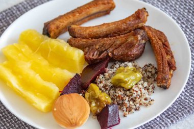 Besin, kızarmış domuz pirzolası, manyok, kinoa, salata ve sebzelerle dengelenmiş sağlıklı süper yiyecekler. Gerçek yemek.