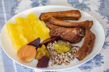 Besin, kızarmış domuz pirzolası, manyok, kinoa, salata ve sebzelerle dengelenmiş sağlıklı süper yiyecekler. Gerçek yemek.