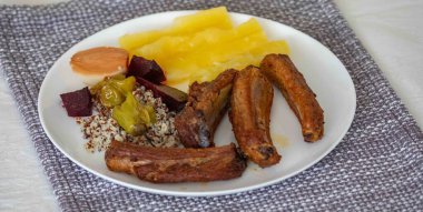 Besin, kızarmış domuz pirzolası, manyok, kinoa, salata ve sebzelerle dengelenmiş sağlıklı süper yiyecekler. Gerçek yemek.