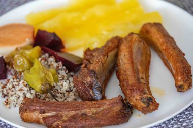 Besin, kızarmış domuz pirzolası, manyok, kinoa, salata ve sebzelerle dengelenmiş sağlıklı süper yiyecekler. Gerçek yemek.