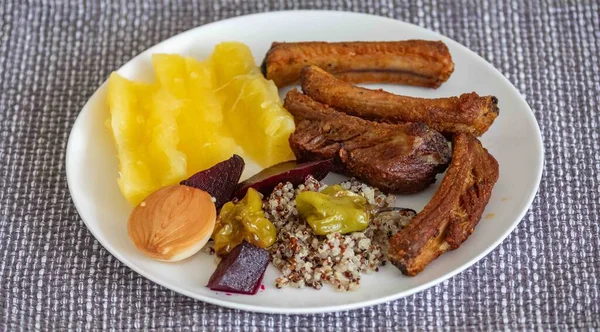 Besin, kızarmış domuz pirzolası, manyok, kinoa, salata ve sebzelerle dengelenmiş sağlıklı süper yiyecekler. Gerçek yemek.