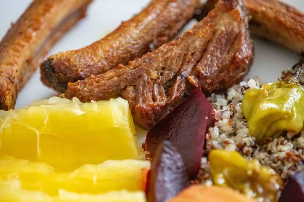 Besin, kızarmış domuz pirzolası, manyok, kinoa, salata ve sebzelerle dengelenmiş sağlıklı süper yiyecekler. Gerçek yemek.