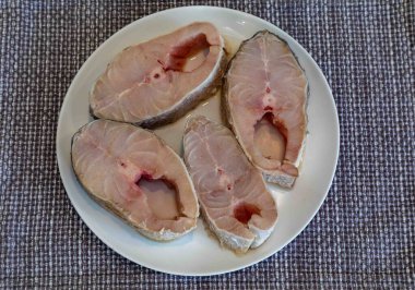 Taze sarı hake balığı bifteği, Cynoscion akoupa, Brezilya kıyısının çeşitli bölgelerinde bulunan bir balık türüdür. Pescada amarela