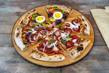 En beğenilen, geleneksel ve popüler Brezilya pizzası, yarısı pepperoni Calabresa ve yarısı Portekiz.