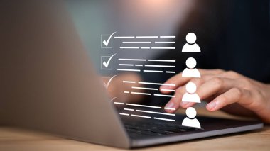 Kontrol listesi değerlendirmelerini ve aday simgelerini gösteren dijital eleman alma arayüzü, bir HR sistemini temsil eden, işe alım kararlarını otomatikleştiren, yetenek edinimi için taramaya devam eden ve performans puanı alan