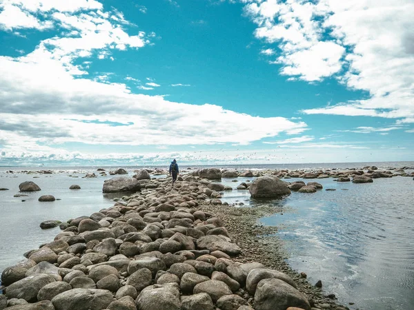 Gezgin taşlar su yönünde yürür