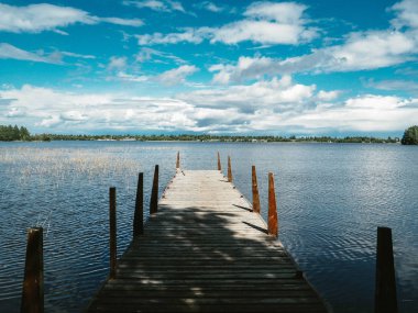 İskele ve gölün güzel manzaralarını. Karelya