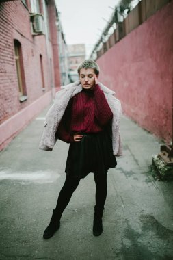 bir kürk manto omuzlarında genç bir kızla