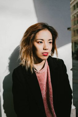 Asyalı kız ceket beyaz duvar sokak hakkında