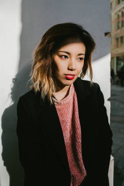 Asyalı kız ceket beyaz duvar sokak hakkında