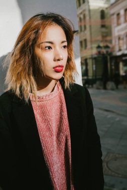 Asyalı kız ceket beyaz duvar sokak hakkında