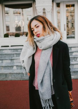 Asyalı kız ceket dükkan karşısında