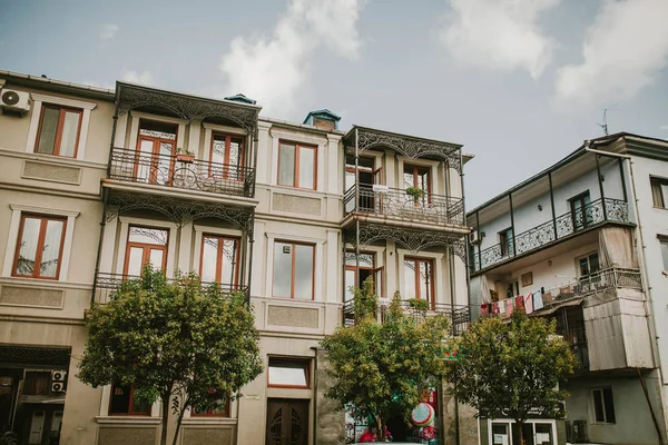 Vista de la casa con los antiguos balcones —  Fotos de Stock