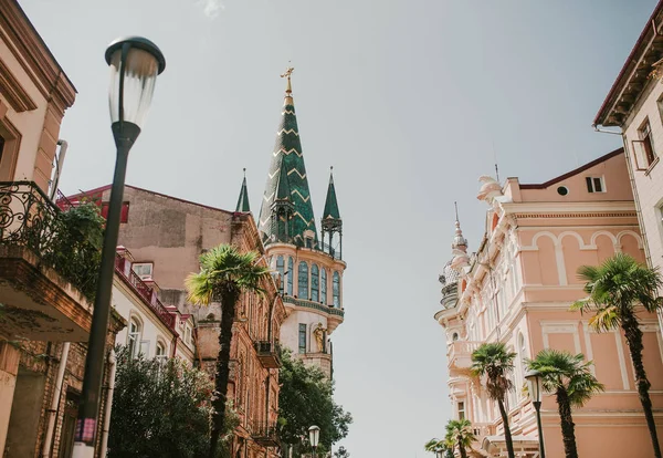 Guarda i bellissimi edifici di Batumi — Foto Stock