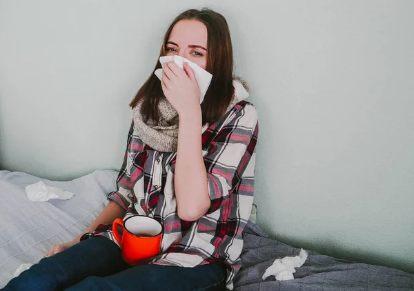 Mujer joven enferma en la cama en casa — Foto de Stock