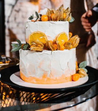 Çilek physalis ile beyaz düğün pastası