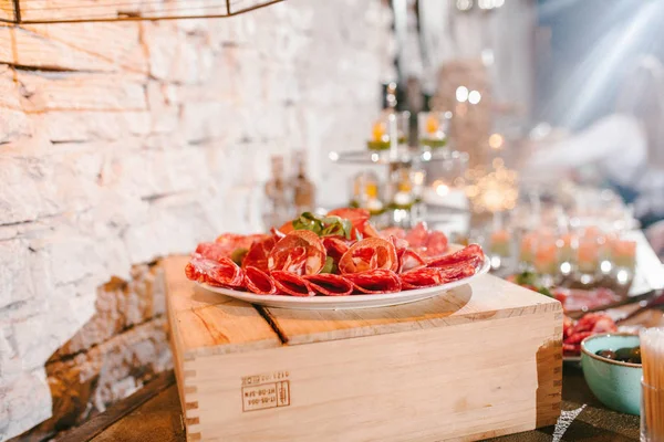 Surtido con salchichas en un plato, mesa buffet —  Fotos de Stock