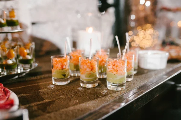 Aperitivo con camarones y aguacate en un vaso, mesa buffet —  Fotos de Stock