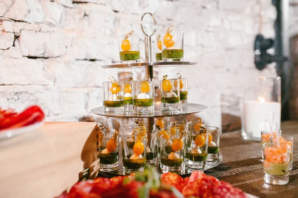 Hermoso aperitivo en tazas en una bandeja —  Fotos de Stock