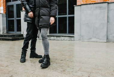 bir adam ve bir kız sokakta yan yana durmak.