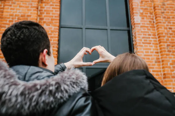 Guy och Girl show hjärta gester — Stockfoto