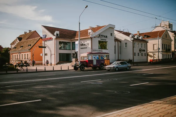 Calle con cafeterías y tiendas en Minsk —  Fotos de Stock