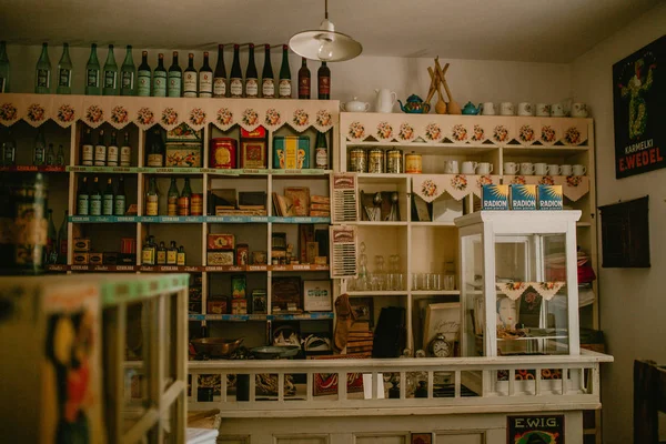 Магазин лічильника з продуктами в старі часи. Європі — стокове фото