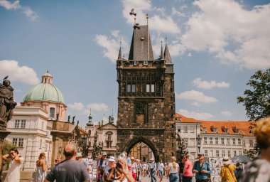 Charles Köprüsü ve turist kalabalığı