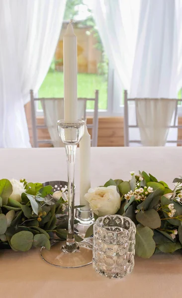 Elegant Wedding Kompozycji Kwiatowych Świece Białe Róże Eukaliptusa — Zdjęcie stockowe