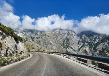Logara Geçidi - Akrokeraun Dağları 'nda açık güneşli havada Alp geçidi. Arnavutluk.