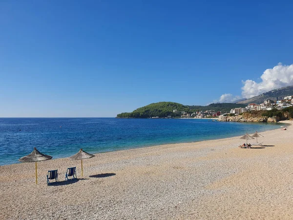 Güney Arnavutluk 'ta güneş şemsiyeli ıssız bir sahil.