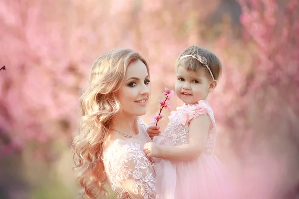 Мама з немовлям в трояндовому саду з квітами — стокове фото