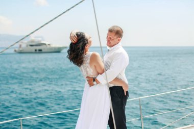 Yatta yeni evli bir çift. Mutlu gelin ve damat onların düğün gününde