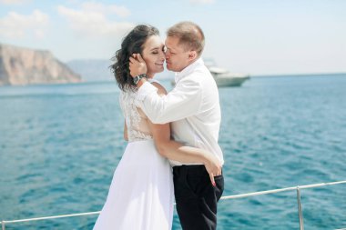 Yatta yeni evli bir çift. Mutlu gelin ve damat onların düğün gününde