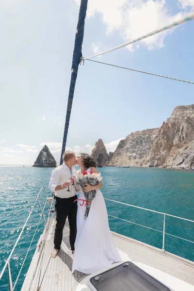 一对刚在游艇上结婚的夫妇婚礼当天的新娘和新郎快乐 — 图库照片