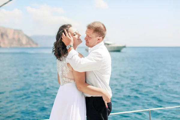 En bara gift par på Yacht. Lycklig brud och brudgum på deras bröllopsdag — Stockfoto