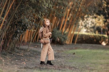 Mekong Delta Ben Tre, Vietnam bir hindistan cevizi işleme aile sahibi iş de Caicasian kız - Stok Görüntü