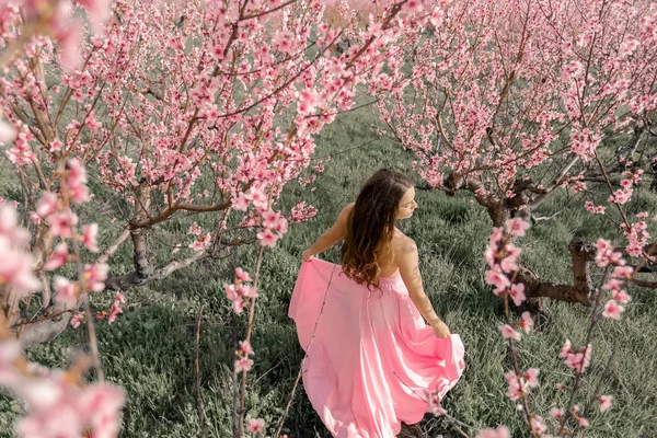 Çiçek açan bir bahar bahçesinde güzel bir kız. Gelinlik giyen shes — Stok fotoğraf